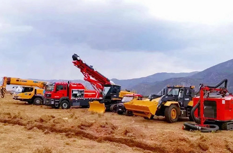 徐工參與空地聯(lián)合營救滅火、“孤島”救援、堰塞湖險情處置等實戰(zhàn)演練。