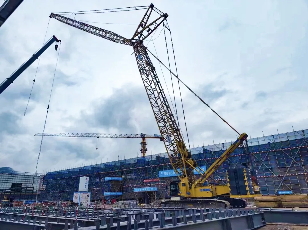 “鋼”鐵的意志！徐工XGC320履帶起重機參建大跨度鋼結(jié)構工業(yè)廠房