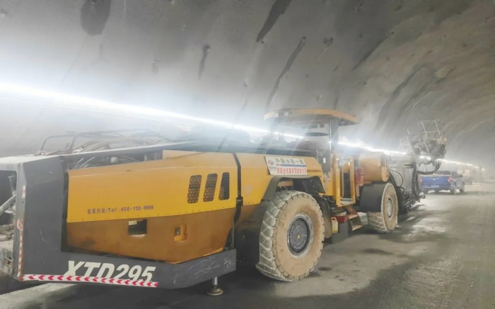高壓高海拔！徐工鑿巖臺(tái)車挑戰(zhàn)高難度鐵路隧道