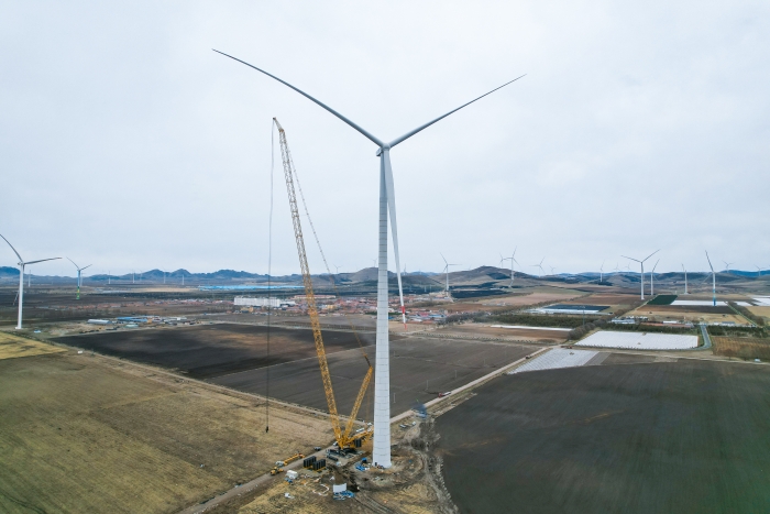 高空之巔，再鑄榮光！XLC18000M助力大型風電場首臺185米風機成功吊裝