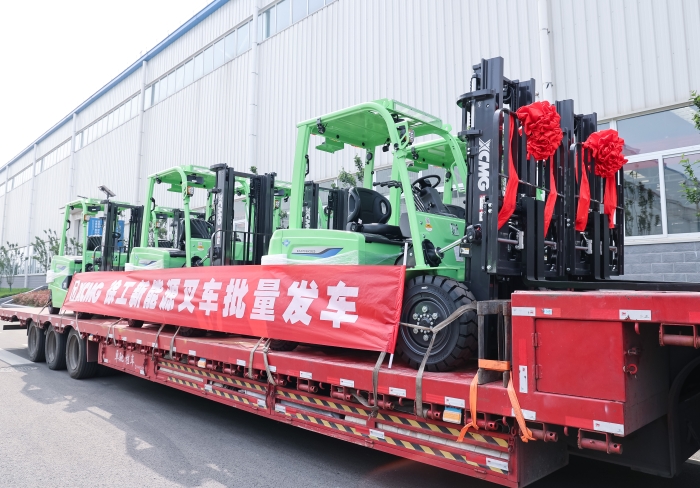 徐工鯤鵬系列電動(dòng)平衡重叉車，再掀浦東貨運(yùn)站高效物流新篇