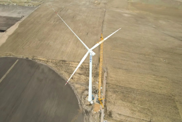 高空之巔，再鑄榮光！XLC18000M助力大型風電場首臺185米風機成功吊裝