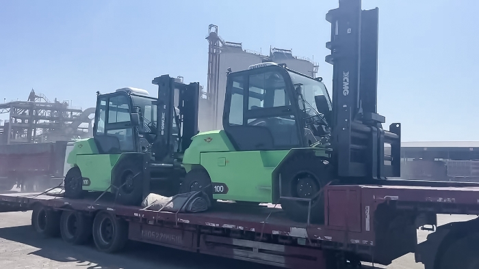 從室內(nèi)到室外，24小時(shí)不停歇！徐工孔雀叉車扎根新疆鋼材廠
