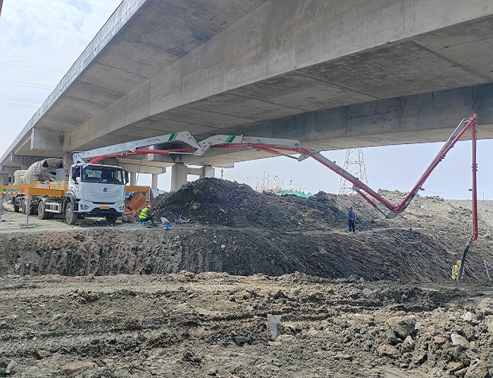 輕靈穩(wěn)?。⌒旃?3米泵車領航新城鎮(zhèn)基建