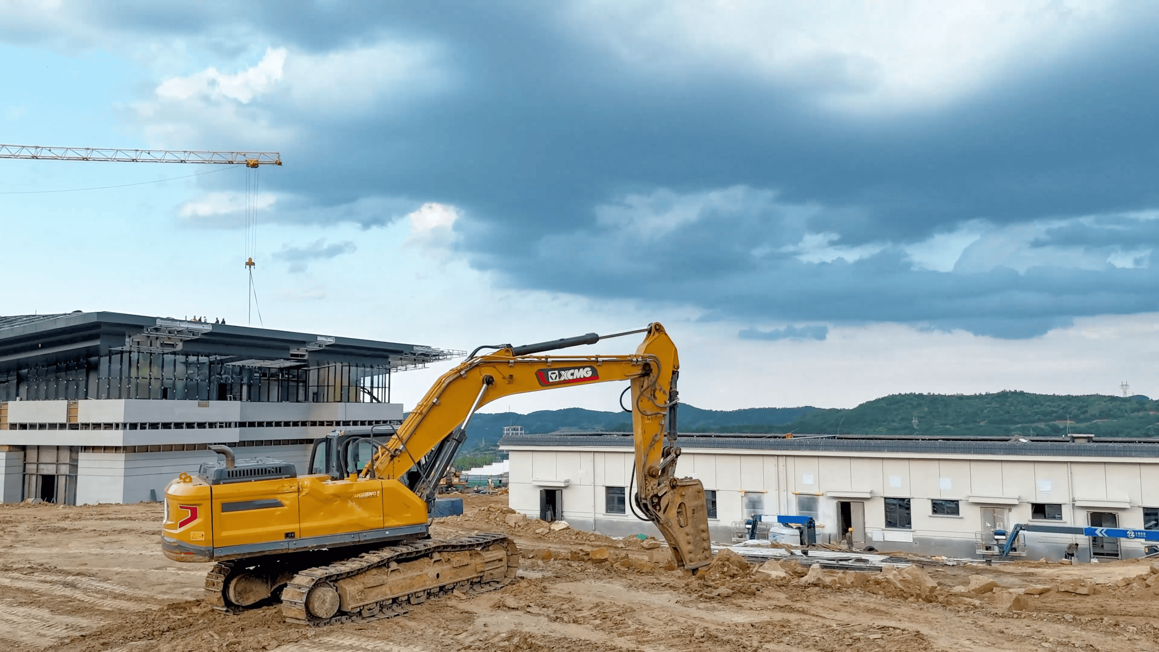 破塬開路！徐工挖機(jī)助力宜君高鐵樞紐建設(shè)