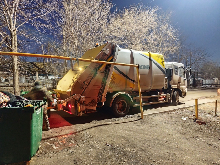 徐工后裝壓縮式垃圾車助力阿斯塔納：高效環(huán)保，助力城市清潔
