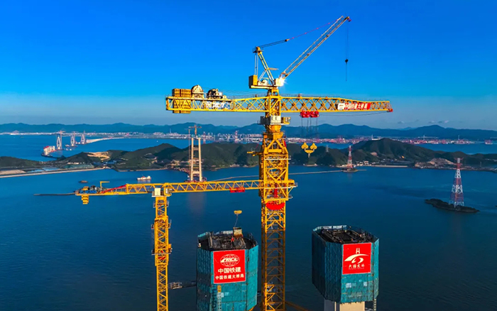 246.3米封頂！這座世界級跨海大橋“徐工造”